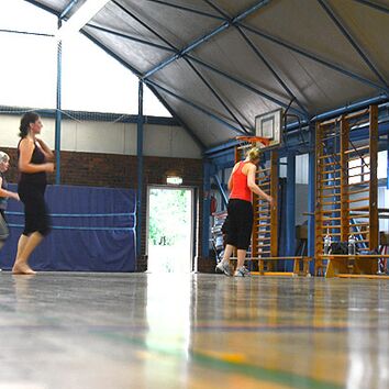 Seitenansicht von Zumbagruppe und Ihrer Trainerin